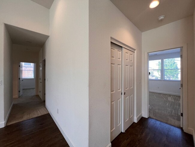 Building Photo - Large 4 bedroom home located in Green Vall...