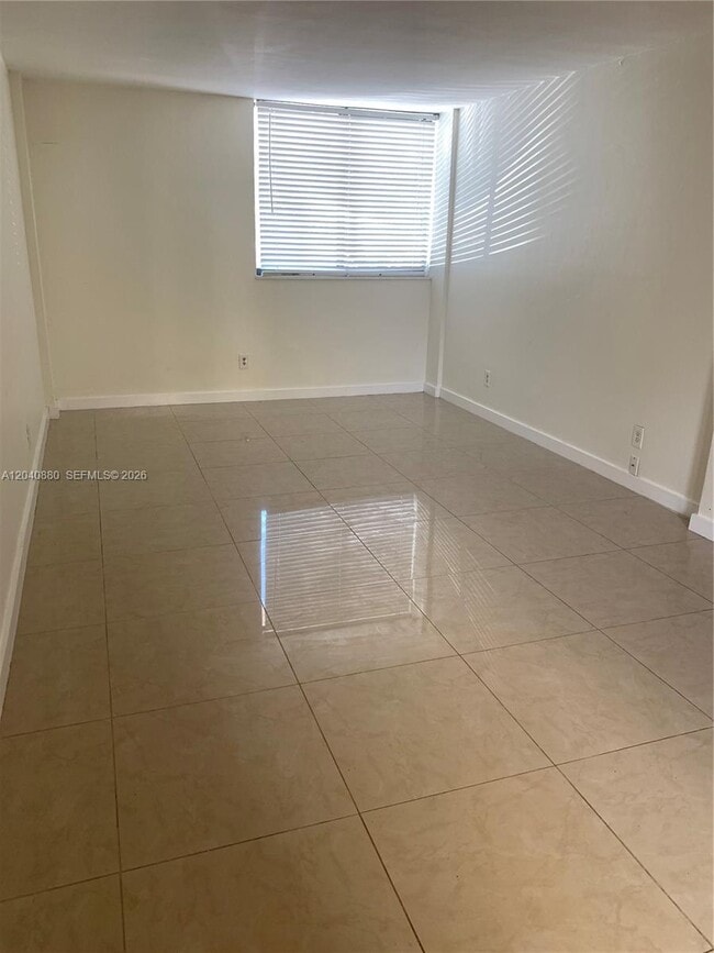 Building Photo - 2715 Tigertail Ave