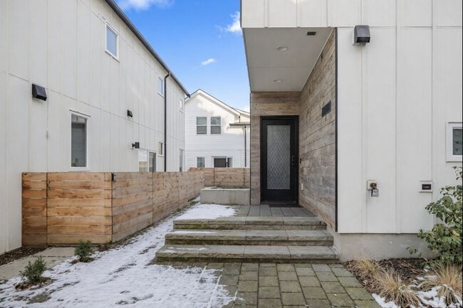 Building Photo - 10350 Wallingford Ave N