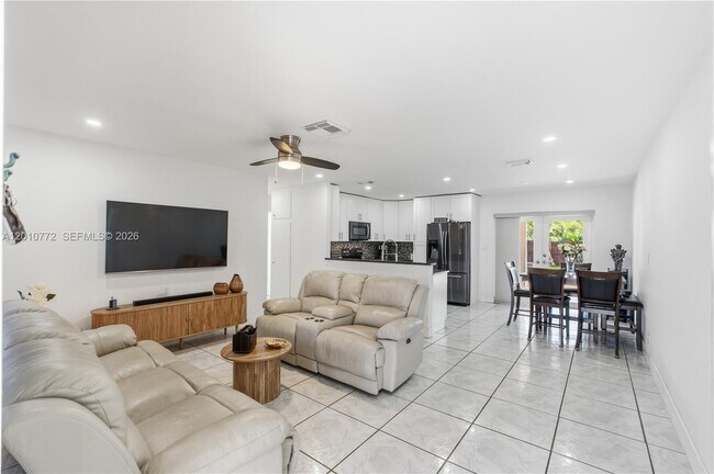 Building Photo - 630 NE 23rd Ct