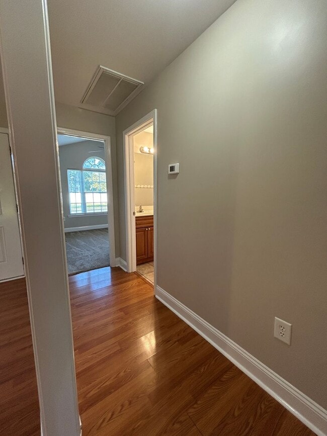 Building Photo - AVAILABLE NOW!! 4 Bedroom 2 Bathroom Home