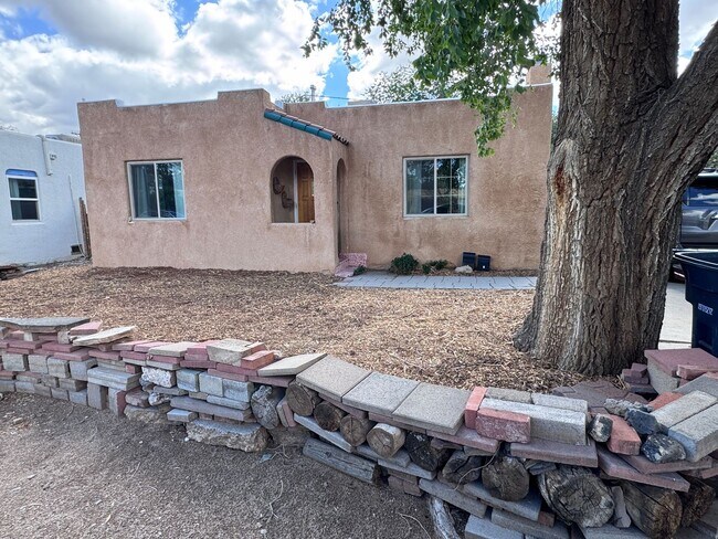Building Photo - 2 Bedroom, 1 Bathroom Home near Nob Hill/UNM/UNMH