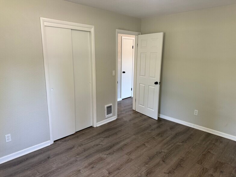 Building Photo - 406 Hillview Dr