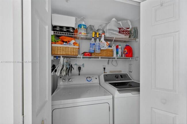 Building Photo - 1155 Brickell Bay Dr