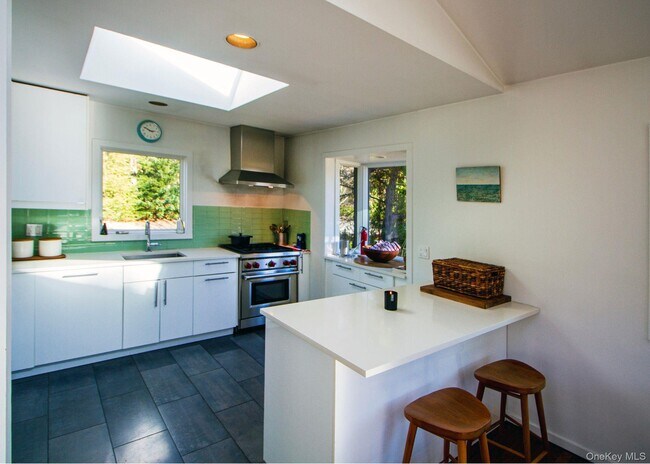 Building Photo - 5 Southwood Ln