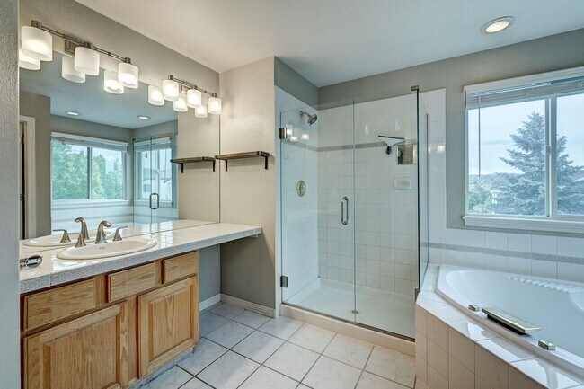 Building Photo - 4 bedroom, 5 bath hime with 3 car garage