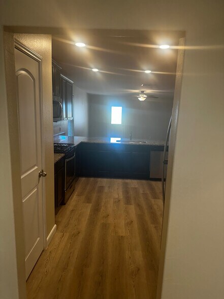 Building Photo - Room in Apartment on Harbor Lndg