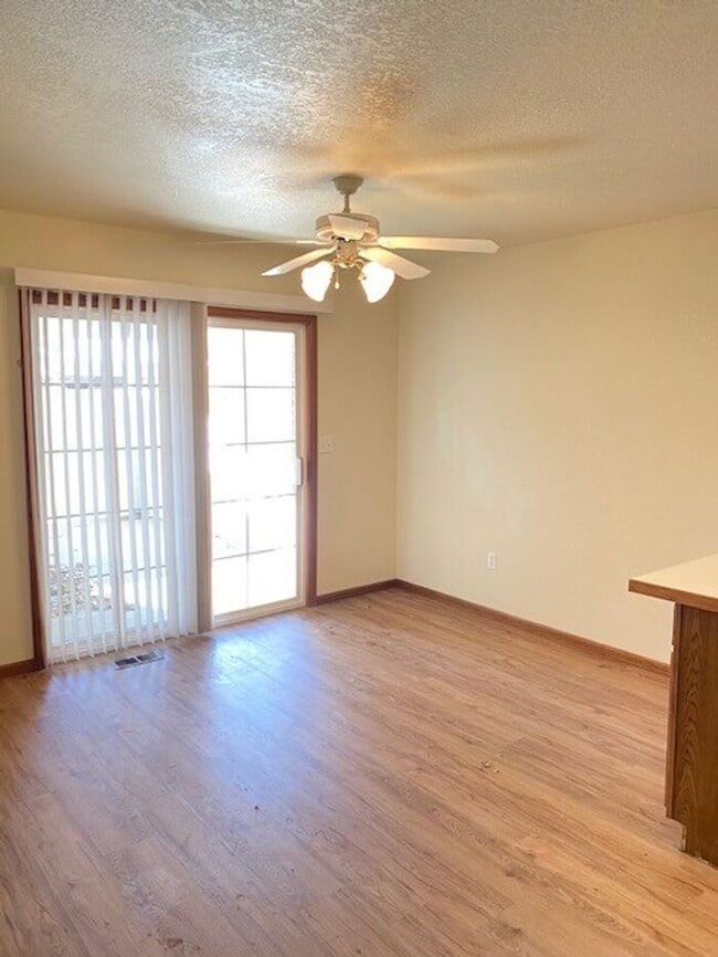 Building Photo - Beautifully Maintained 2 Bed, 2 Bath Ranch Style Townhome with 2 Car Garage in East Loveland