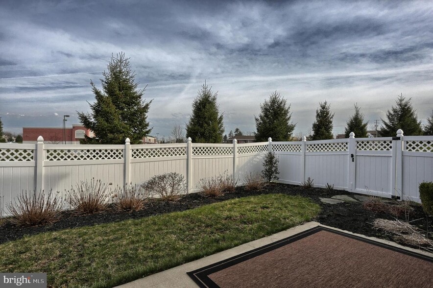 Building Photo - 150 Merlin Dr