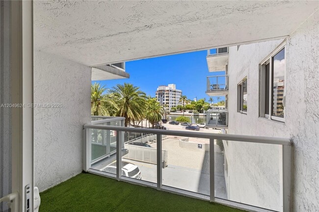 Building Photo - 2457 Collins Ave