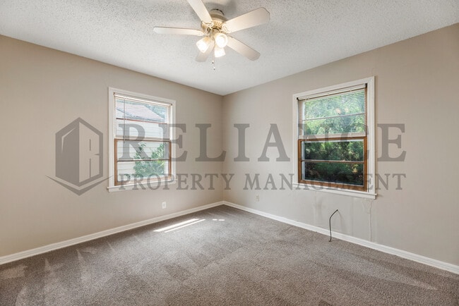 Building Photo - 607 S Christine Ave