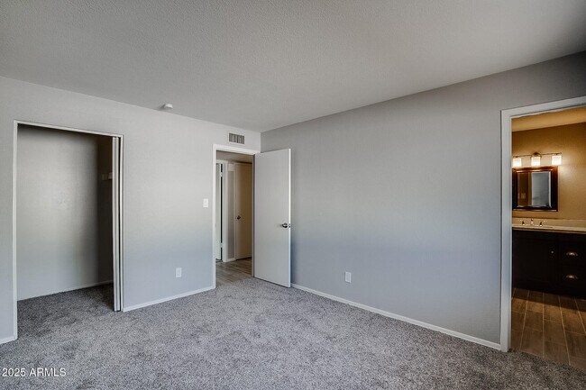 Building Photo - 4249 W Townley Ave