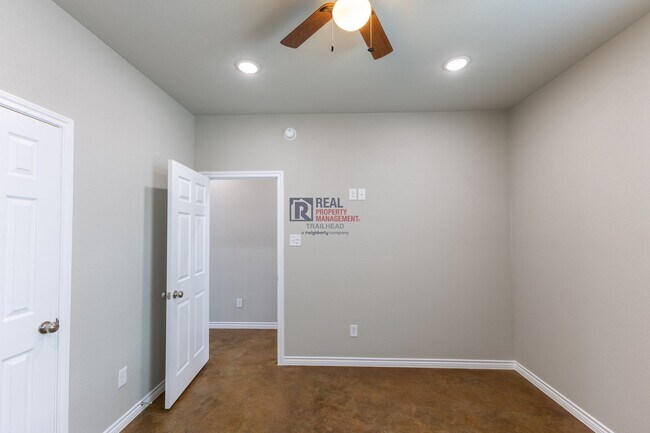 Building Photo - Stylish Glen Rose Home with Open Layout