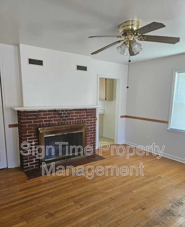 Building Photo - 10907 Lincoln Ave