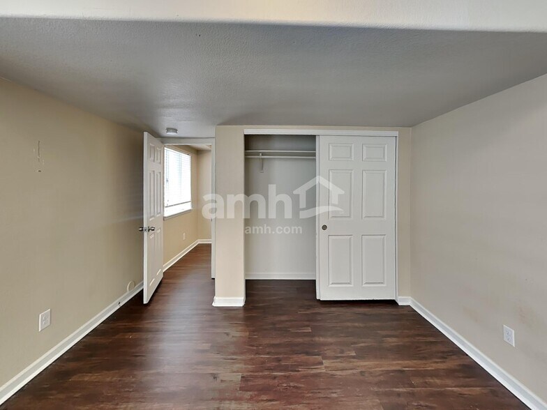 Building Photo - 5426 S Shawnee Way