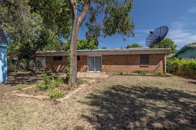 Building Photo - 817 Edgehill Dr