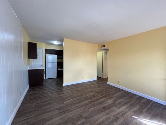 Building Photo - 50% OFF 1st Month's Rent!* Freshly remodel...