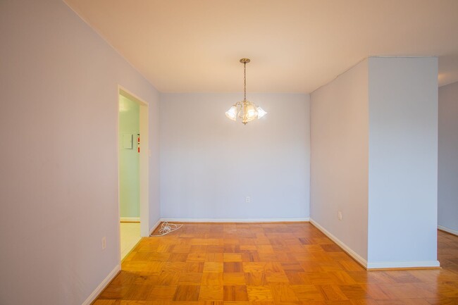 Building Photo - Lovely 1 BR/1 BA Condo in Forest Hills!