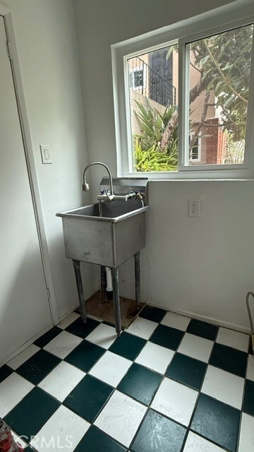 Building Photo - 2202 Fair Oak View Ter