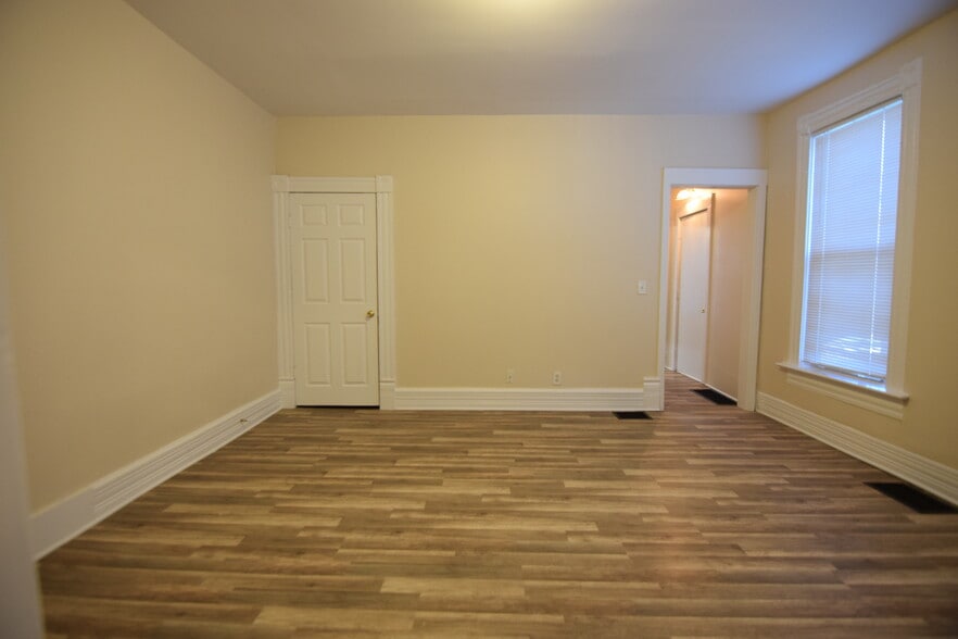 Building Photo - 72 E 6th Ave
