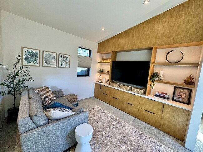 Building Photo - 1910 Raymond Ln