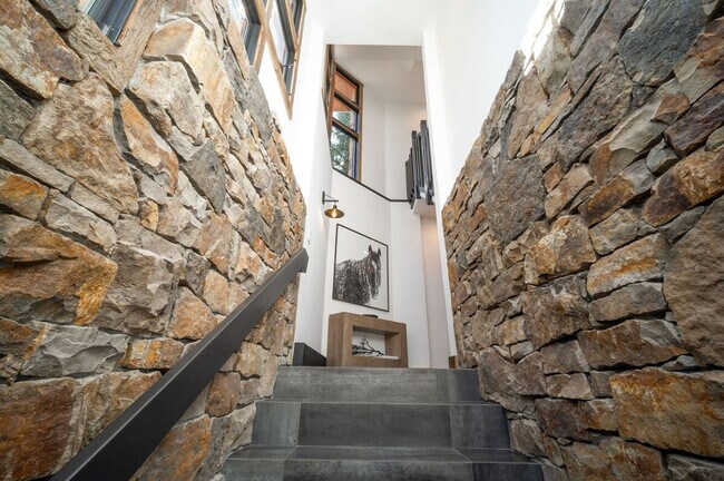 Building Photo - 116 Winterleaf Dr