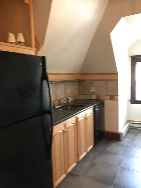 Building Photo - 659 Southbridge St
