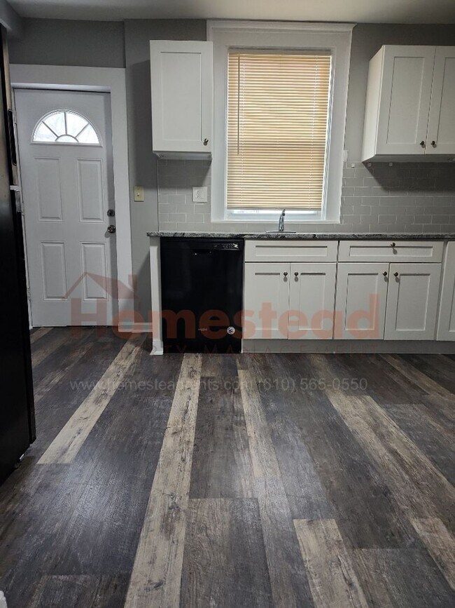 Building Photo - 5 BEDROOM HOME FOR RENT IN COLLINGDALE!