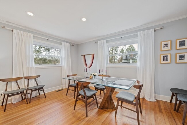 Building Photo - Available Early July! - Beautiful Furnished 3 Bed/2 Bath Home Close to Duke and Downtown Durham
