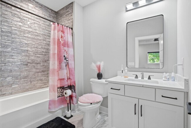 Building Photo - Luxury Nashville Retreat with Skyline & River Views | 4BR + Rooftop Entertainment Loft