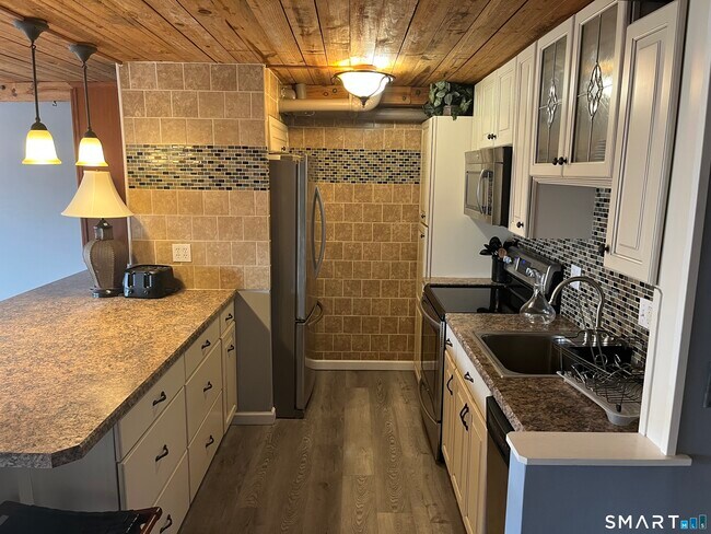 Building Photo - 68 Thermos Ave