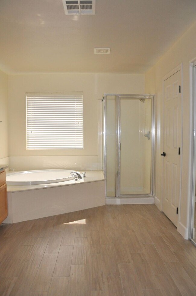 Building Photo - Beautiful gated Mesa Home!
