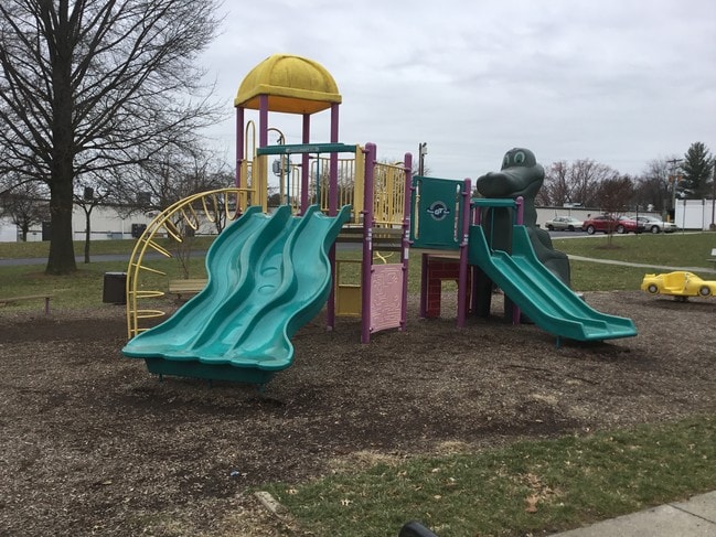 Building Photo - Apple Tree Gardens