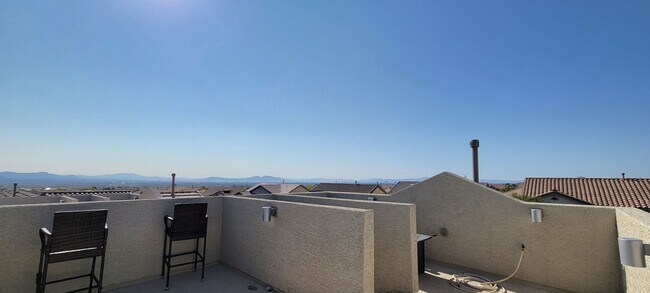 Building Photo - 4 bedroom plus roof top deck 1 bedroom dow...