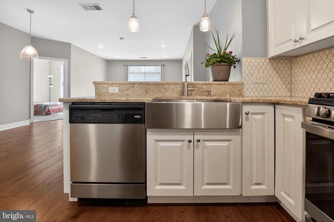 Building Photo - 300 W Elm St