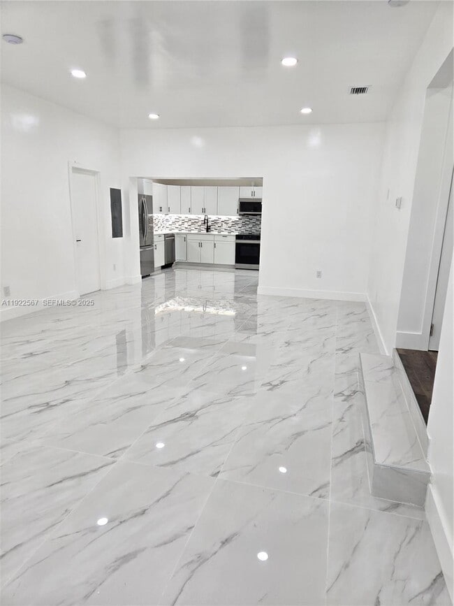 Building Photo - 987 NE 145th St