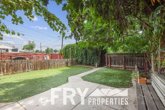 Building Photo - Cozy 1/2 Duplex in Congress Park