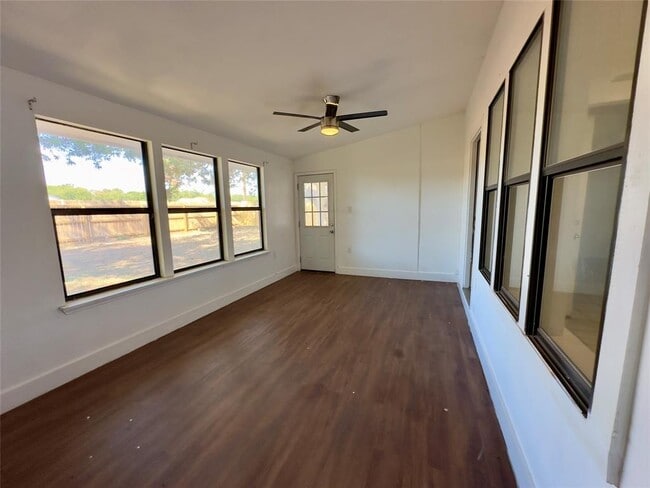 Building Photo - 2110 Meadow Brook Dr