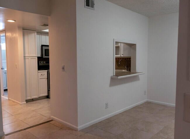 Building Photo - 9243 Green Meadows Way