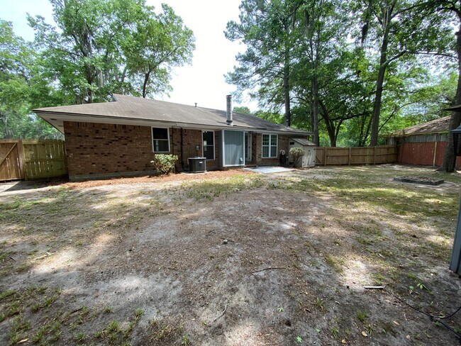 Building Photo - Adorable 3/2 on large corner lot