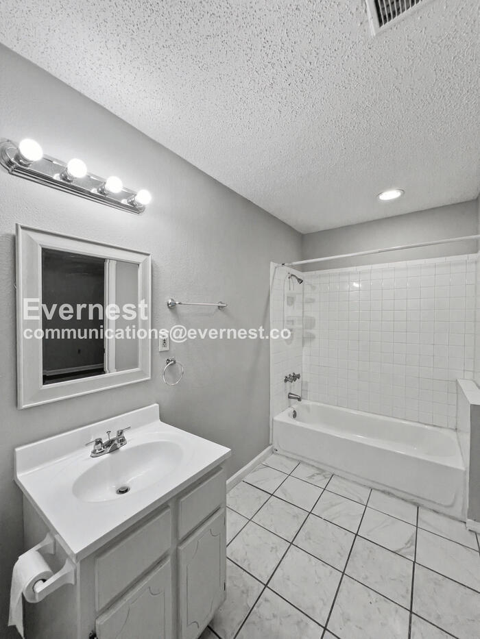 Building Photo - 4330 Almo Ave