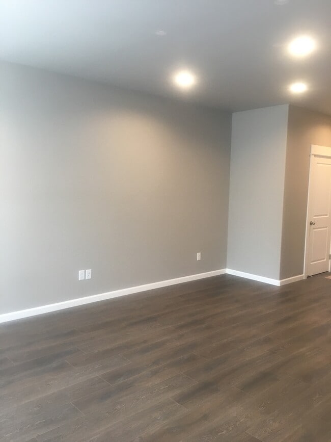 Building Photo - Beautiful Townhome in East Medford