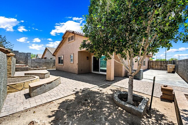 Building Photo - 22994 W Solano Dr