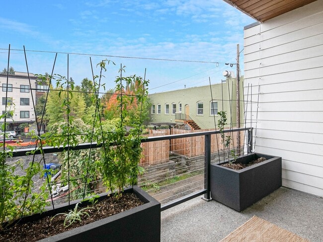 Building Photo - 953 N Skidmore St