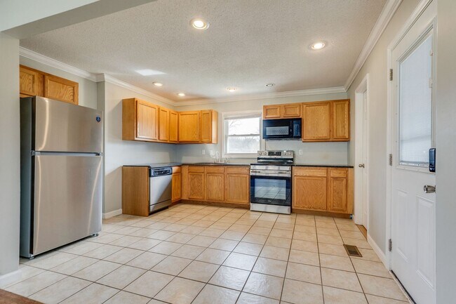 Building Photo - 606 Pine Ridge Rd