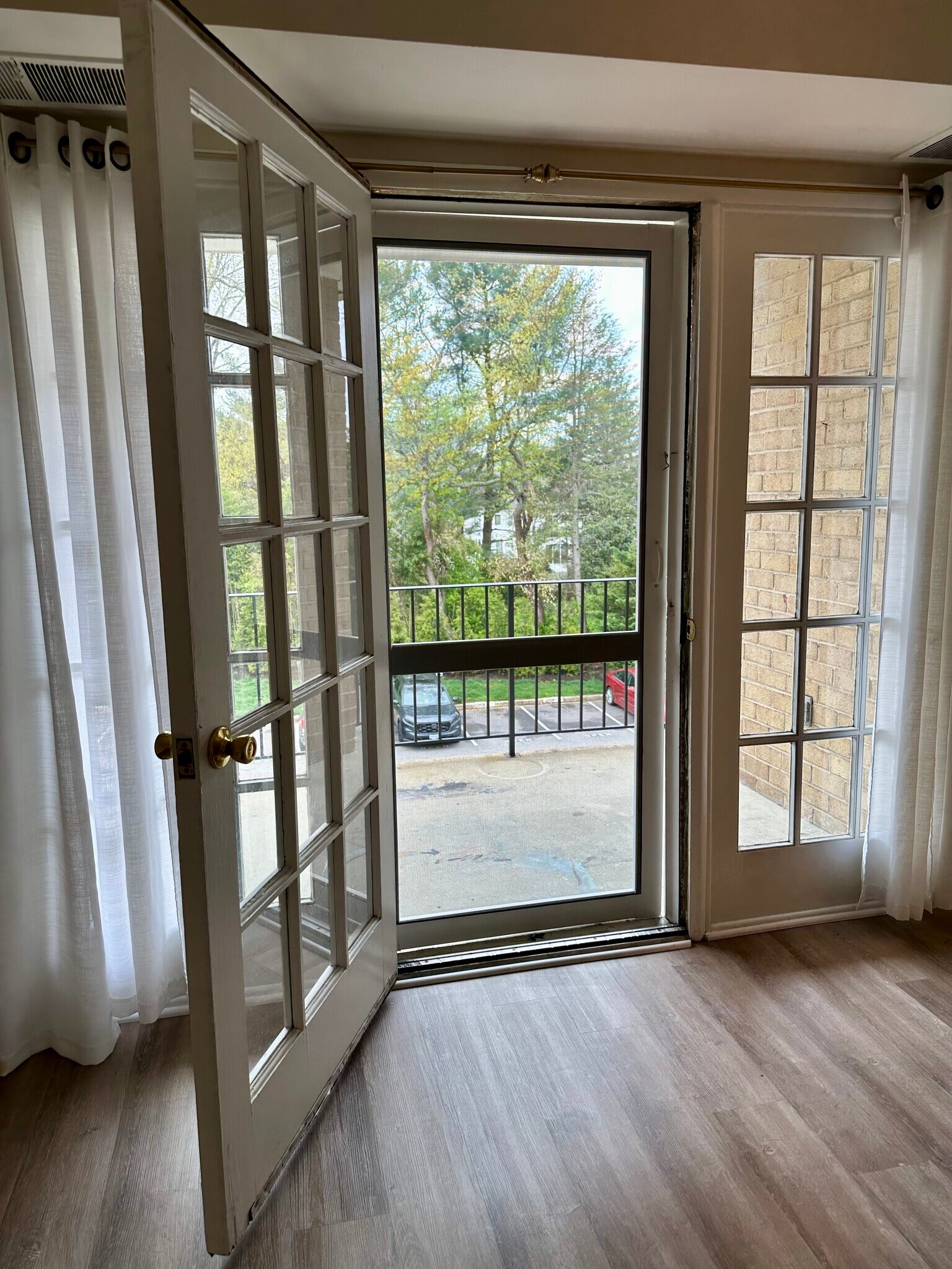 Building Photo - 3945 Lyndhurst Dr