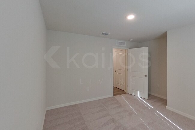 Building Photo - 1190 S San Mateo Dr