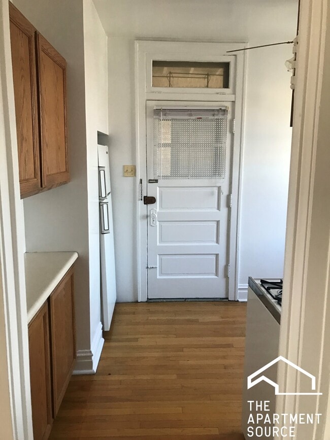 Building Photo - 1913 W Larchmont Ave