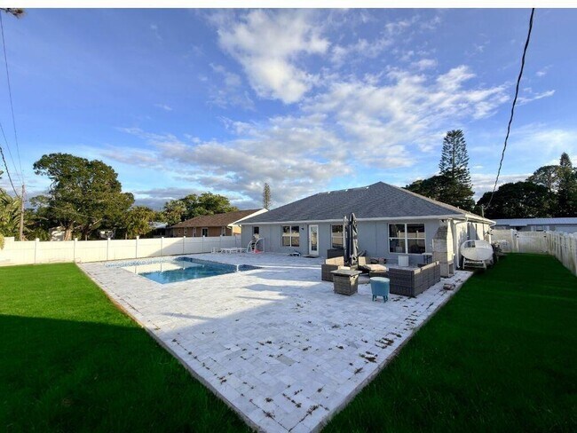 Building Photo - 517 NW Sherbrooke Ave