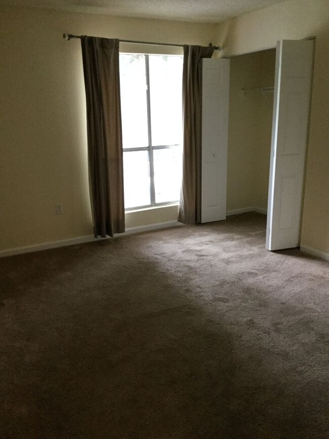Building Photo - 3/2 in Creeks Edge!